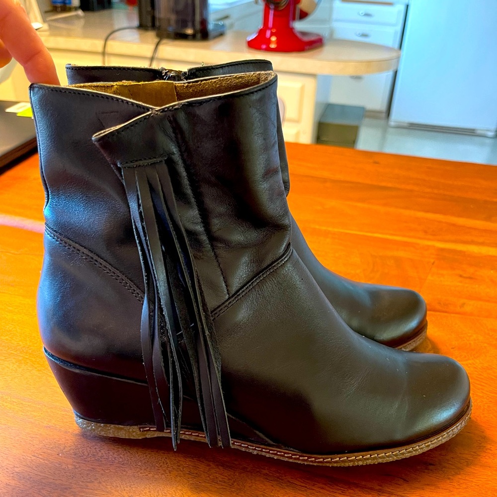 Web Shoemakers wedged black boots